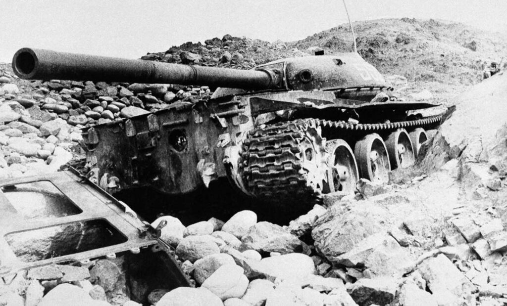 Um tanque russo T-62 Commando destruído no Vale do Rio Panjshir, no Vale Parwan, cerca de 180 km ao norte de Cabul, em 25 de fevereiro de 1981.