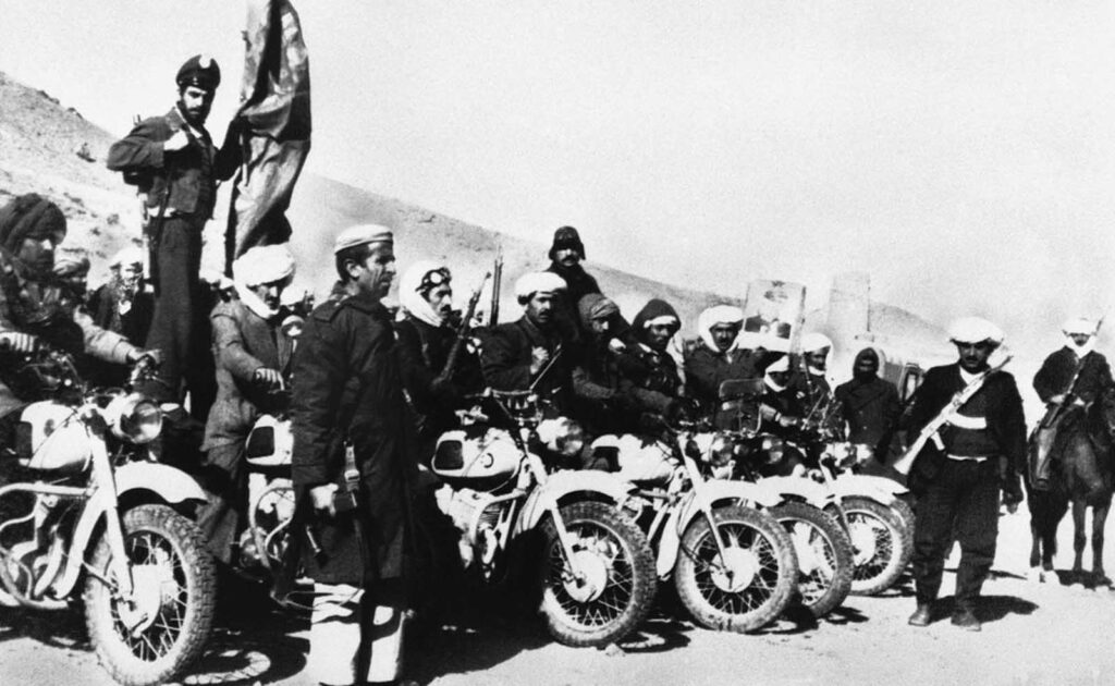 Guerrilhas afegãs, armadas e equipadas com motocicletas, preparam-se para a ação com as forças soviéticas e governamentais, na região montanhosa do oeste do Afeganistão, em 14 de janeiro de 1980. As guerrilhas conseguiram entrar e sair do vizinho Irã, onde se reabasteceram de muçulmanos que simpatizavam com sua luta.