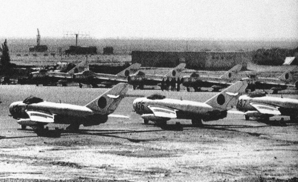 Caças a jato afegãos MIG-17 de fabricação russa alinhados em um aeroporto em Kandahar, sudoeste do Afeganistão, em 5 de fevereiro de 1980. A sudeste ficava a China, que tinha quase um milhão de solda