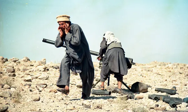 Combatentes mujahedin disparando um fuzil sem recuo. Uma autoridade americana lembrou que a CIA comprou tais armas de várias fontes, incluindo uma unidade corrupta do Exército Soviético no Afeganistão.