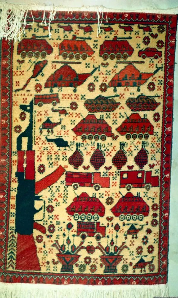 Armamento soviético retratado em um tapete tecido por refugiados afegãos.