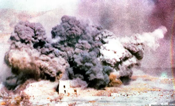 Um ataque aéreo destrói uma aldeia afegã. Grande parte dos combates consistiu em um vaivém brutal, com emboscadas de mujahedins contra comboios soviéticos, seguidas por aeronaves soviéticas destruindo aldeias próximas aos locais dos ataques.