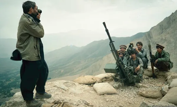 Um fotógrafo tira um retrato de mujahedin. A partir de 1985, jornalistas americanos começaram a treinar afegãos em reportagens visuais.