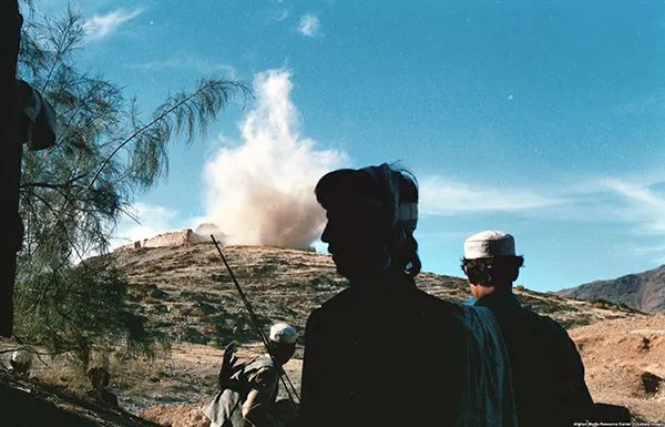 O Centro de Recursos de Mídia Afegão (AMRC) distribuiu cerca de 50 câmeras para equipes integradas a grupos mujahedin para documentar o que se tornou uma guerra "oculta" devido aos obstáculos à cobertura jornalística estrangeira. As fotografias nesta galeria são algumas das 94.000 imagens produzidas durante o projeto.