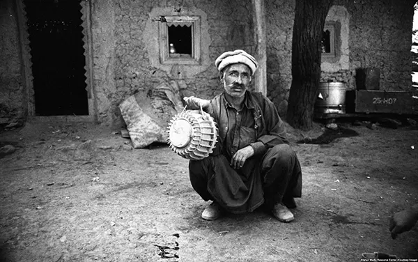 Um homem afegão empunhando uma mina antitanque de fabricação italiana.