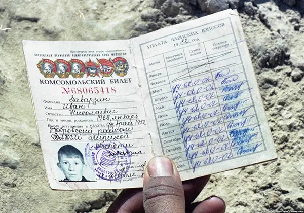 Uma carteira de identidade capturada de um soldado soviético chamado Ivan Zavarzin.