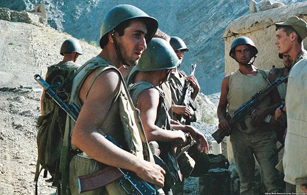 Soldados soviéticos em patrulha. Acusações de atrocidades durante a guerra mancharam ainda mais a imagem da União Soviética. Após flagrar crianças afegãs torturando companheiros feridos, um soldado admitiu ter capturado várias mulheres e crianças, jogado querosene sobre elas e queimado-as vivas.