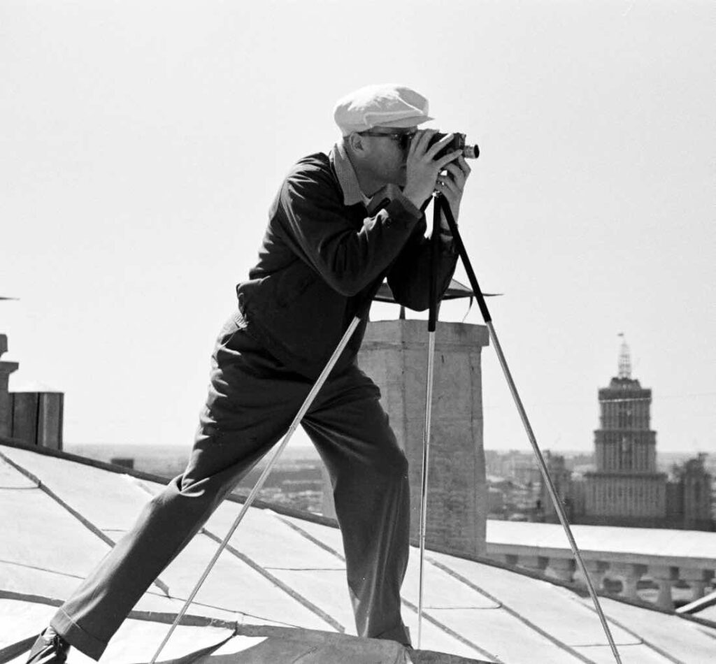Martin Manhoff por trás das lentes em Moscou na década de 1950.