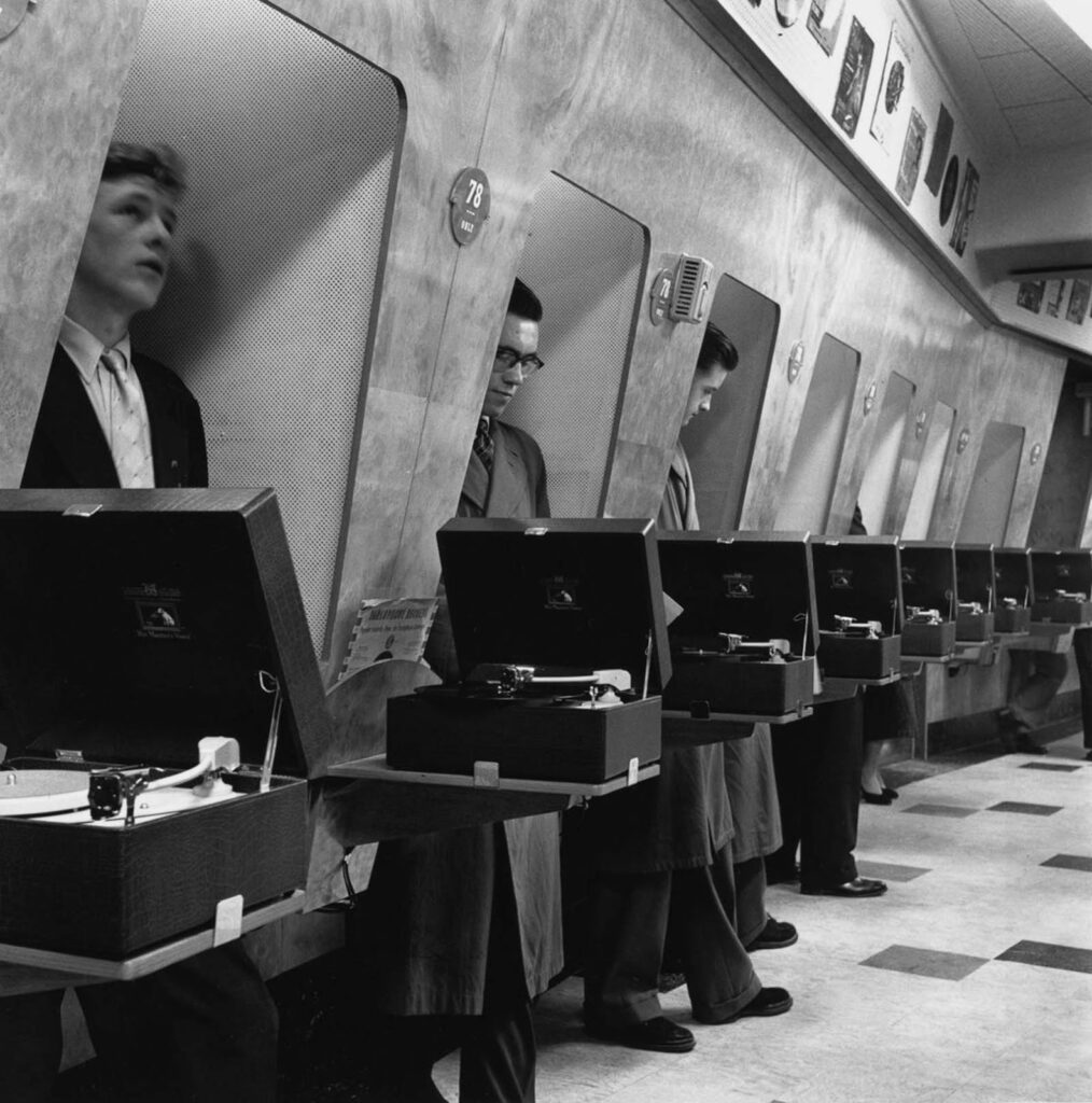 Jovens ouvindo músicas em uma cabine especial. 1954.