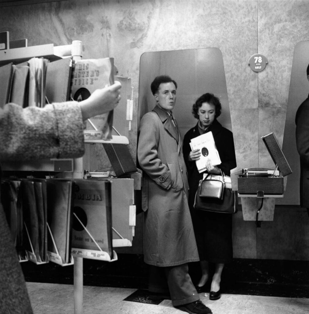 Pegando um disco de vinil. 1955.