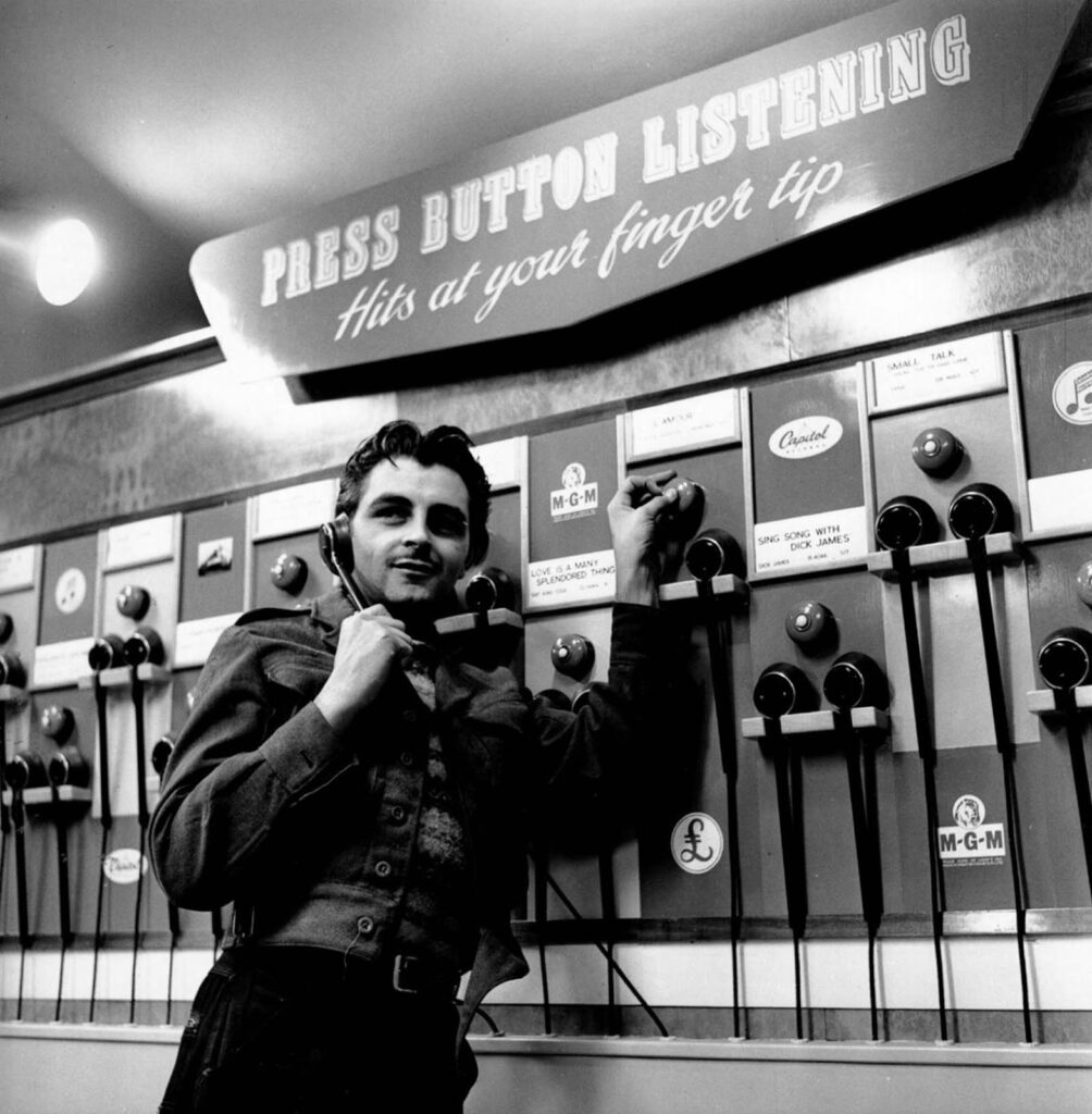 Essa era outra maneira de ouvir novas músicas. 1955.